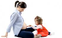 Первые шевеления плода при беременности: когда начинаются